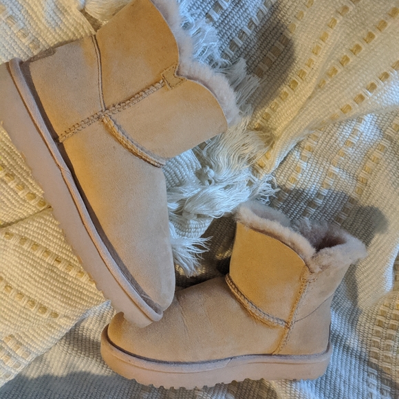 Amber light UGGs - Picture 2 of 5